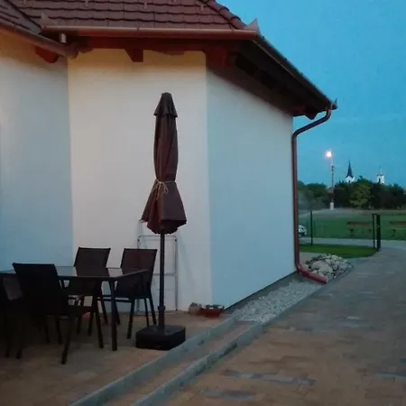 Egrelato Vendeghaz Lägenhet *